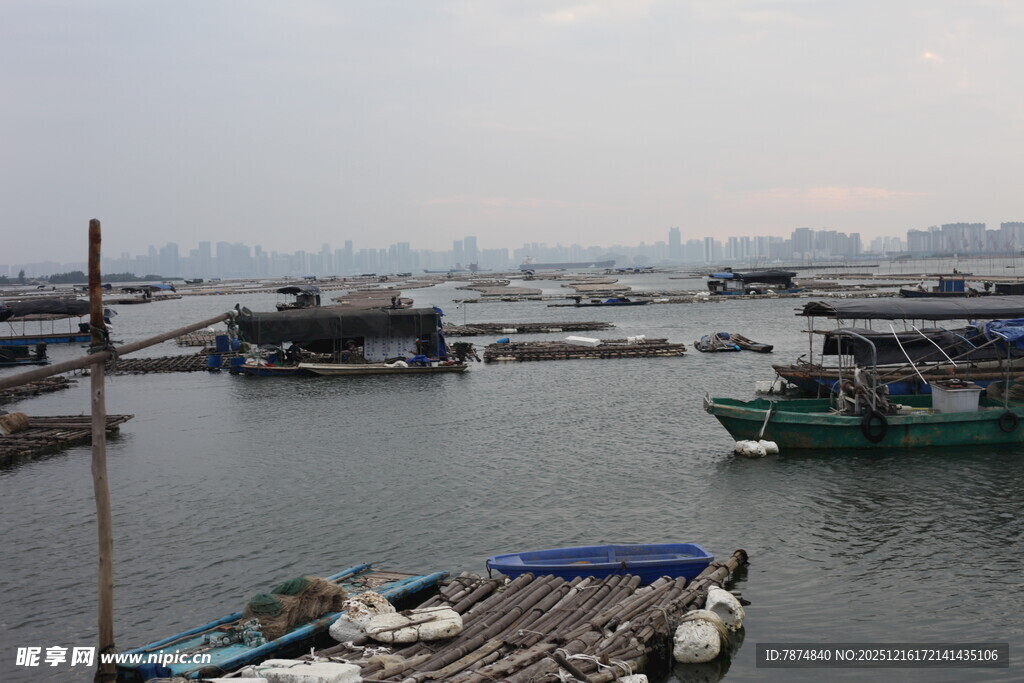 繁忙港口停泊多艘船只