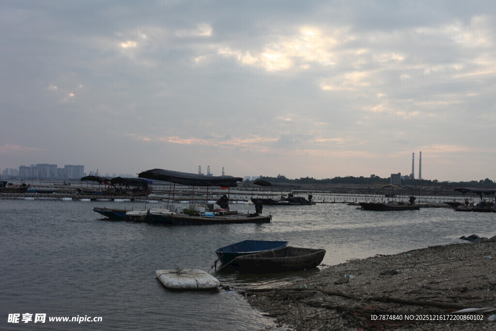 黄昏下的宁静港湾