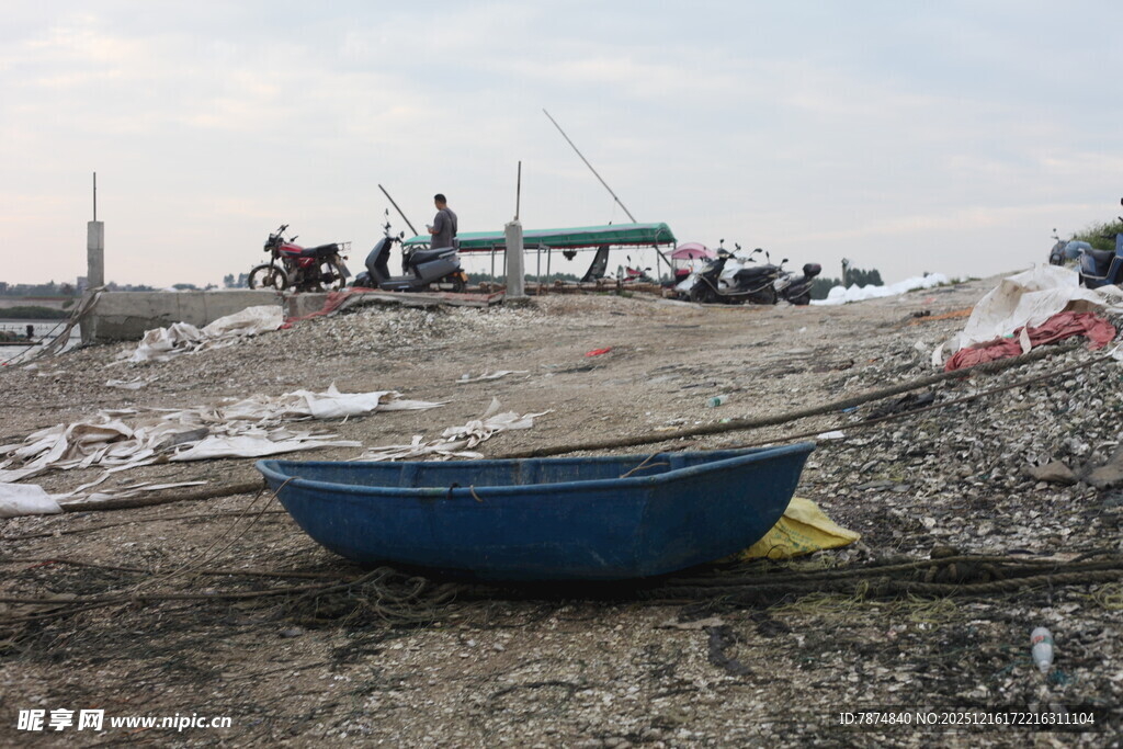 海滩上的蓝色小船与杂物
