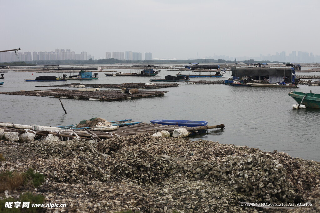 江边停泊船只与堆积物