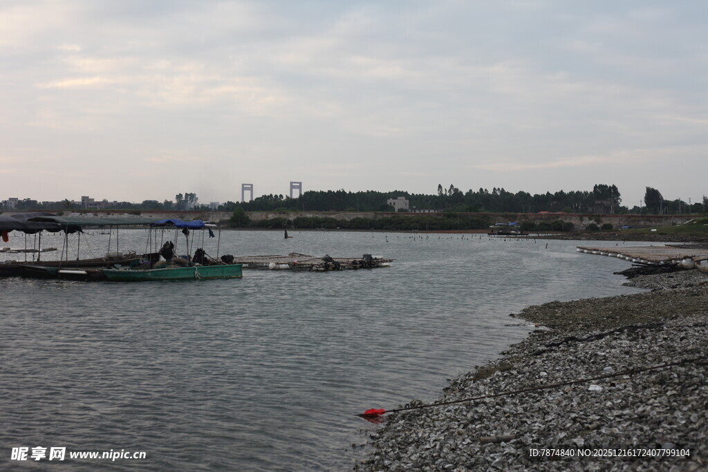 河畔船只停靠景象