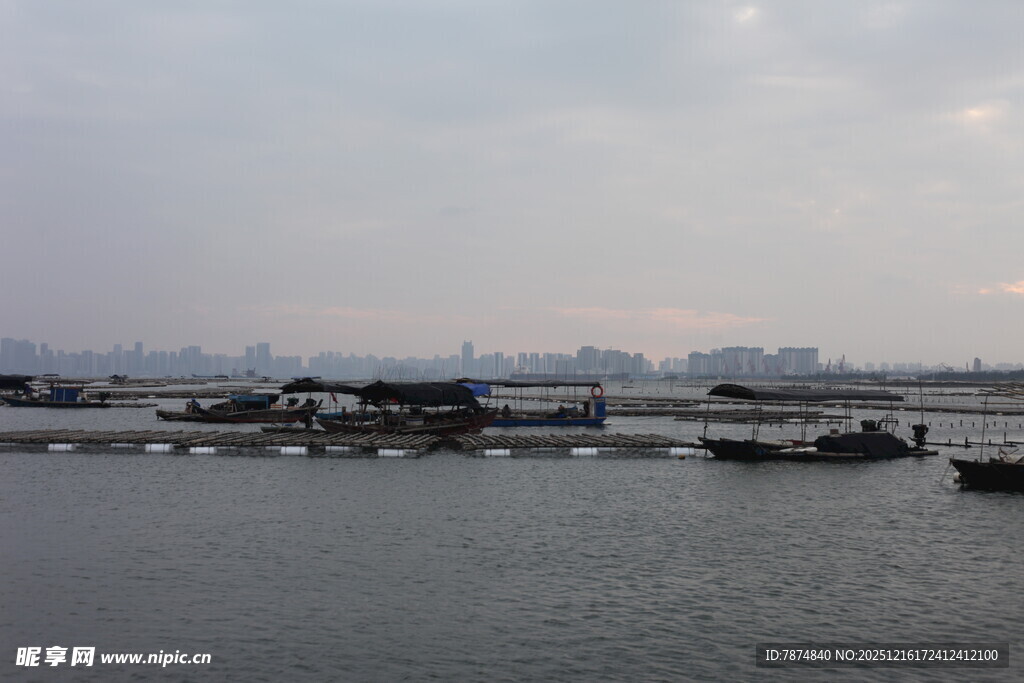 黄昏下的码头与停泊船只