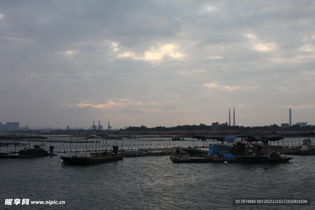 海港暮色中的停泊船只