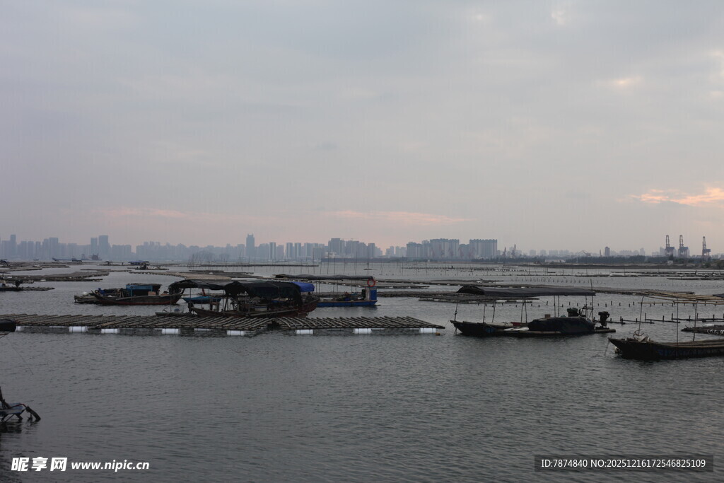 黄昏下的宁静港湾