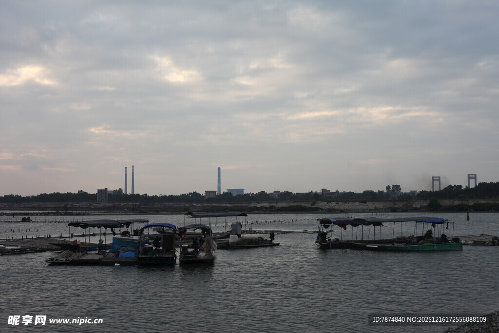 河畔停泊的船只