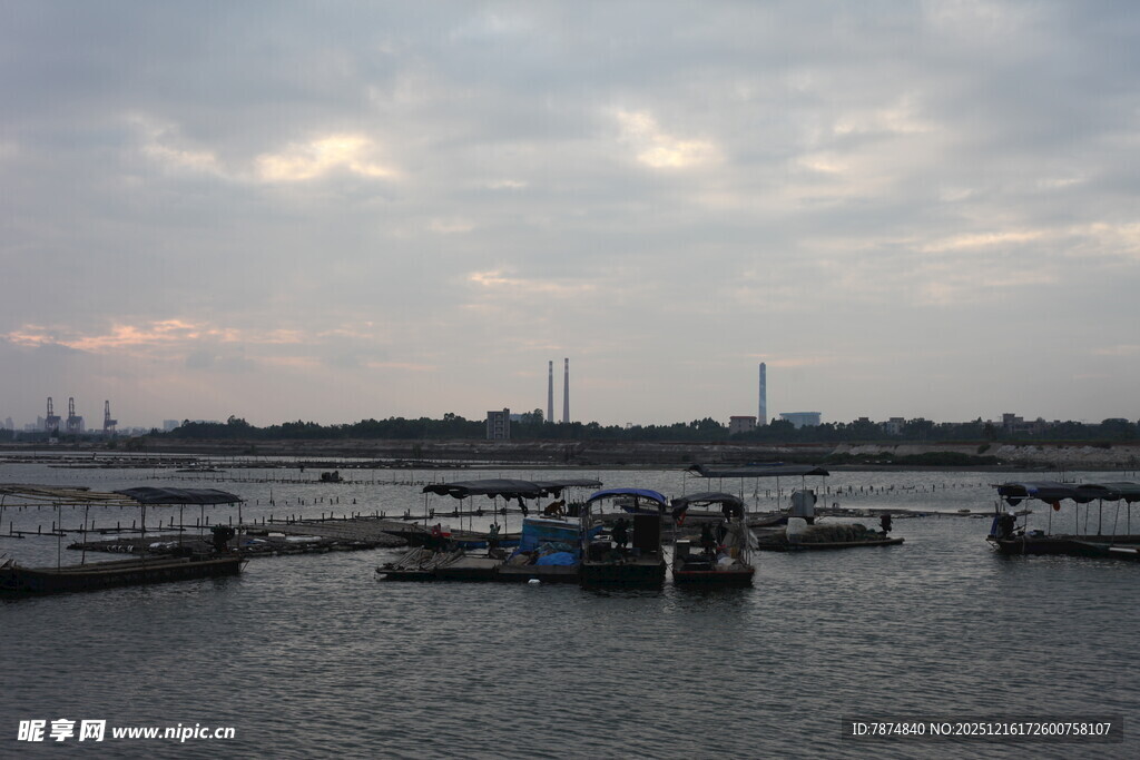 港口暮色中的停泊船只