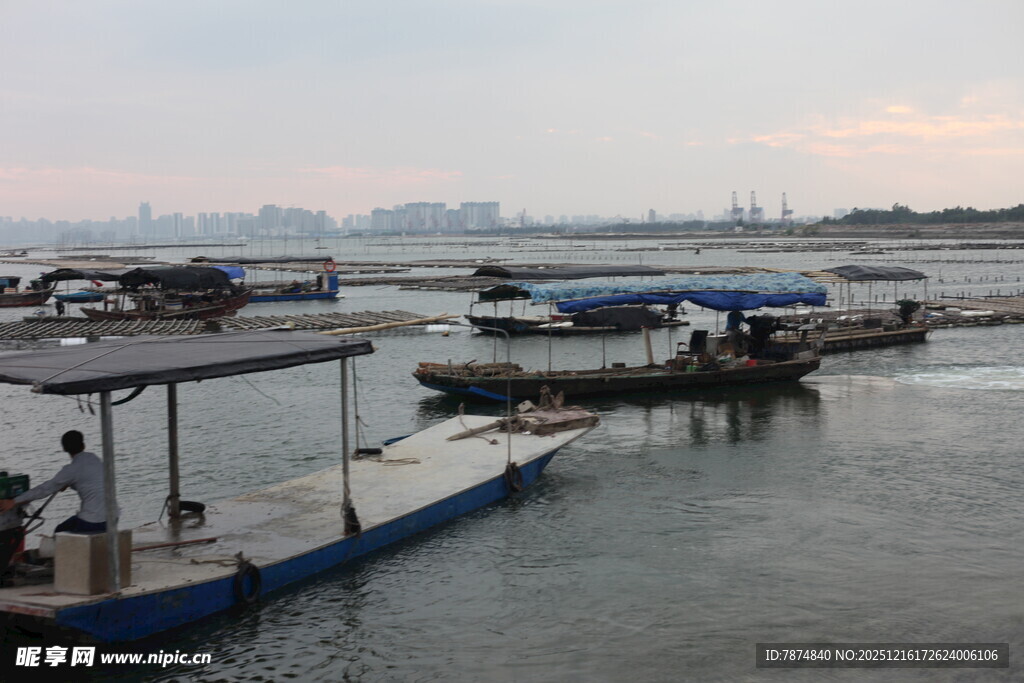 黄昏下的宁静码头与船只