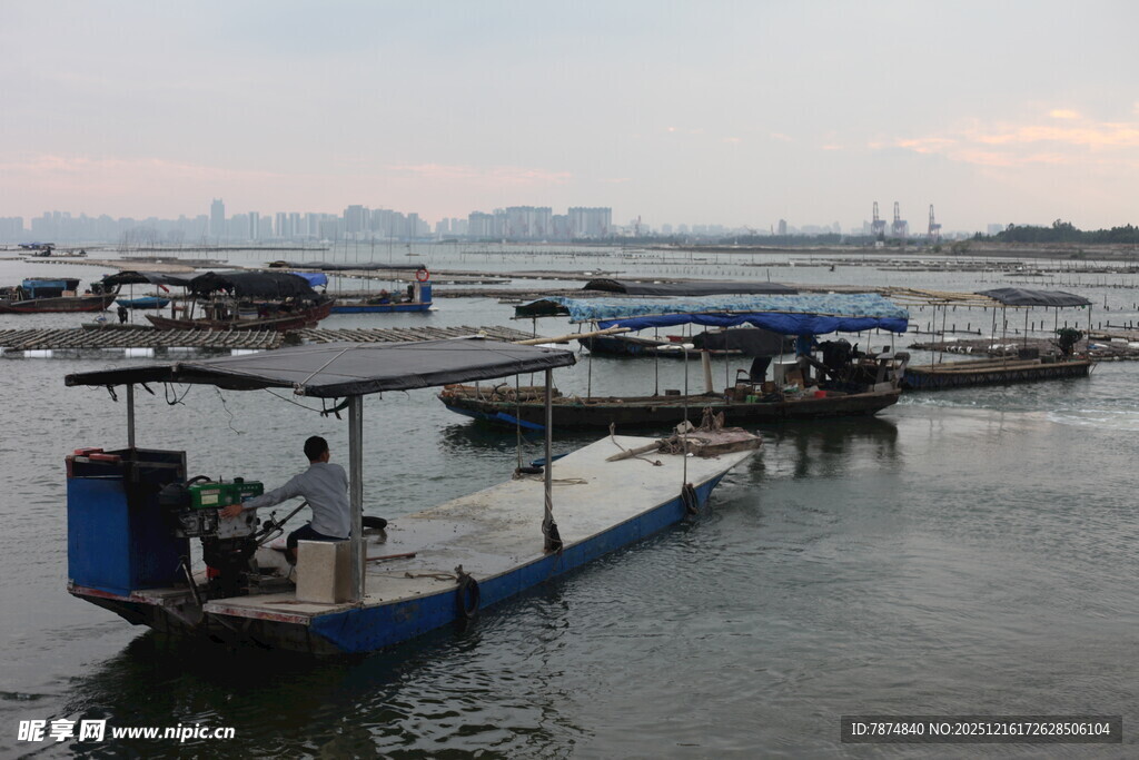 水上停泊的船只与码头