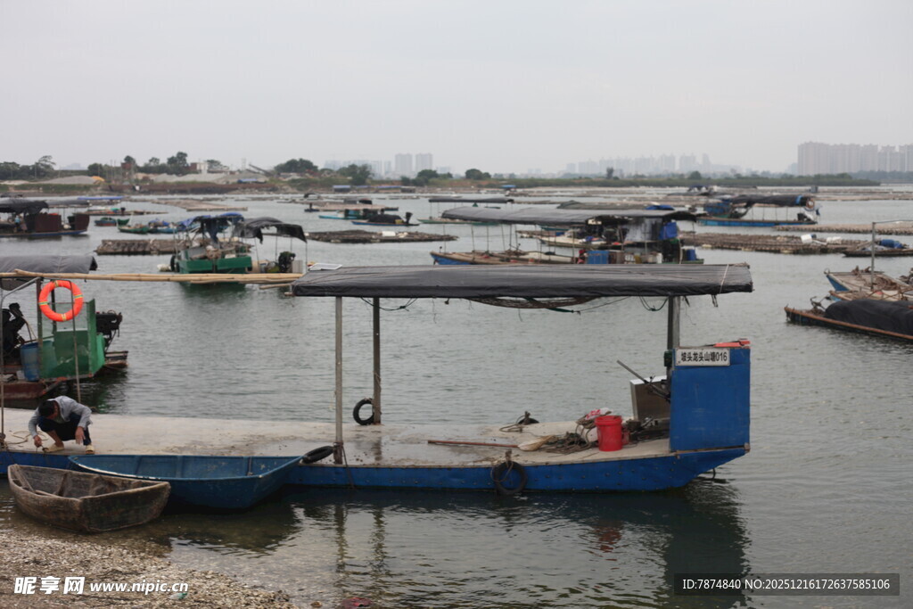 水上停泊的多彩船只