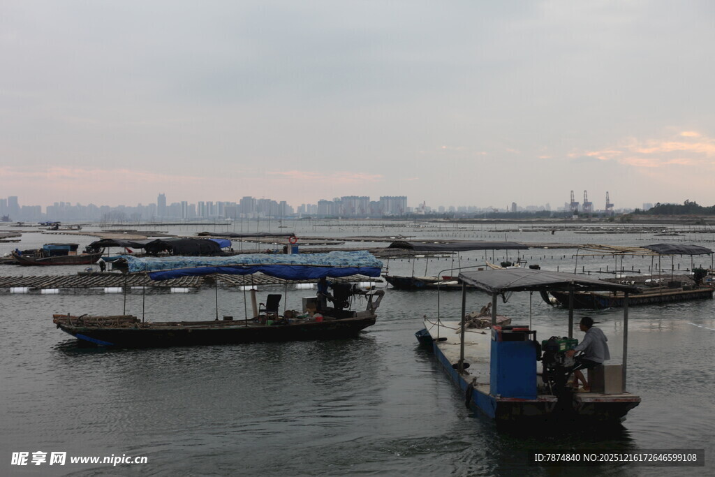 黄昏时分的宁静水上船只