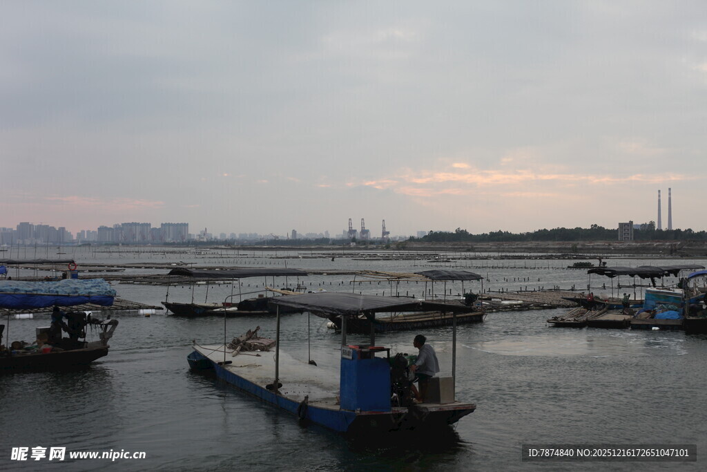 海港暮色中的停泊船只