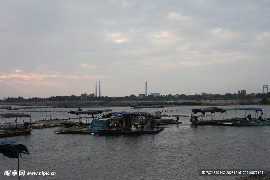宁静水边码头景象