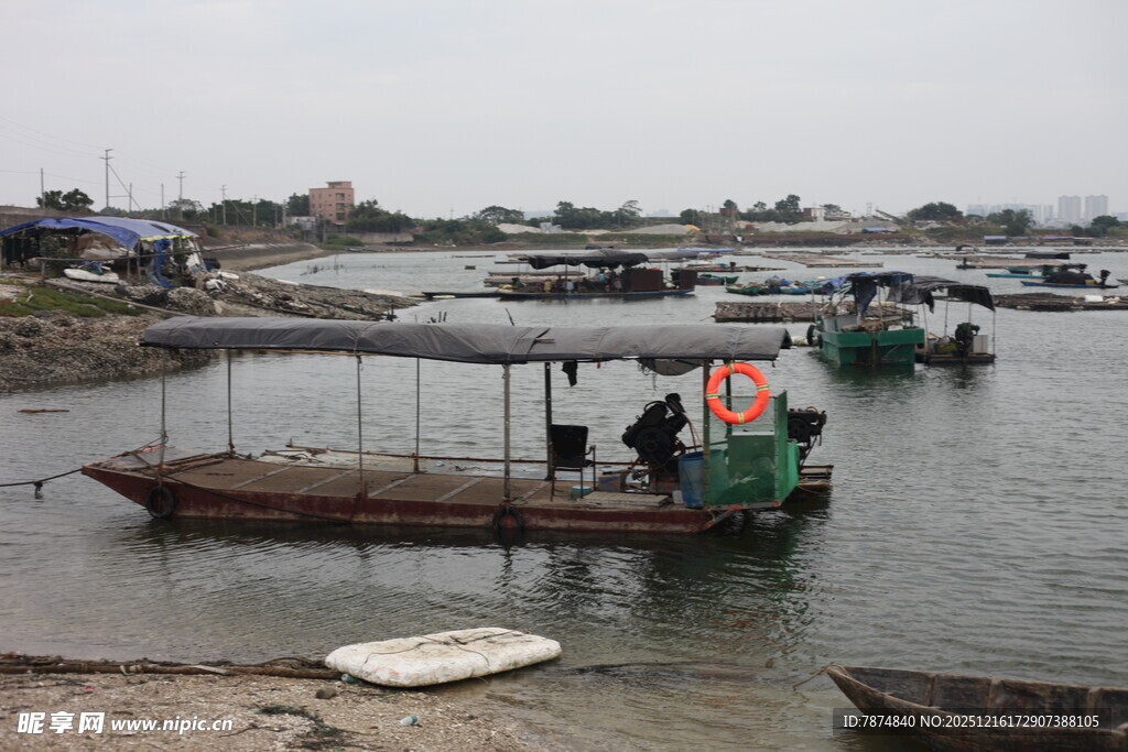 水上船只停泊场景