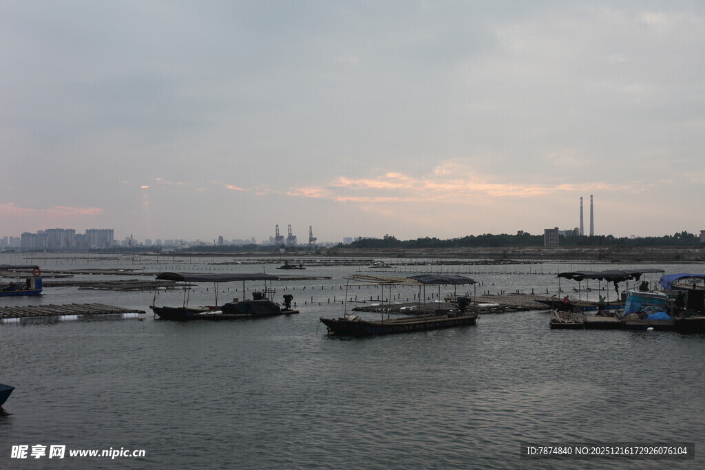 黄昏下宁静的停泊港湾