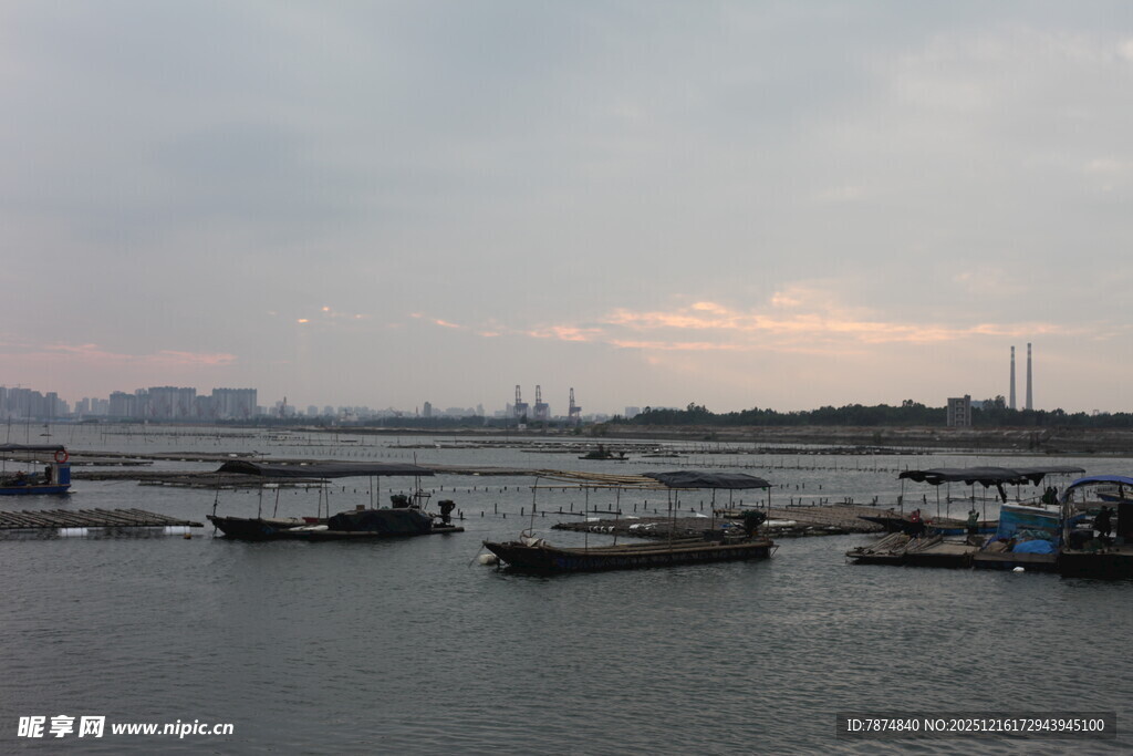 海港暮色中的停泊船只