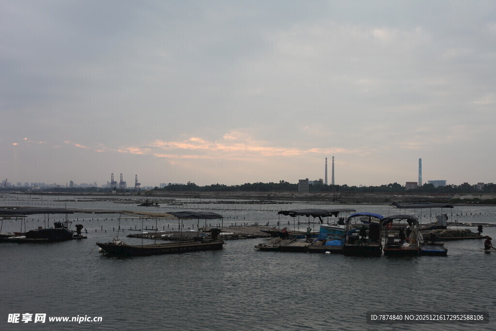 黄昏下的宁静码头景象