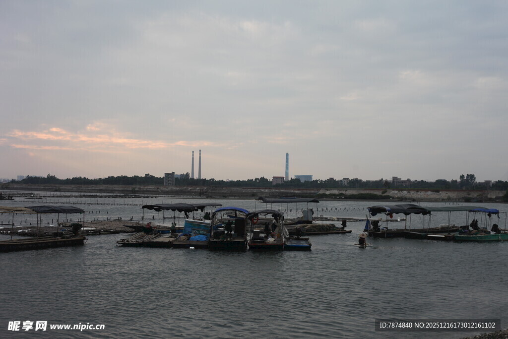 黄昏下的宁静码头景象