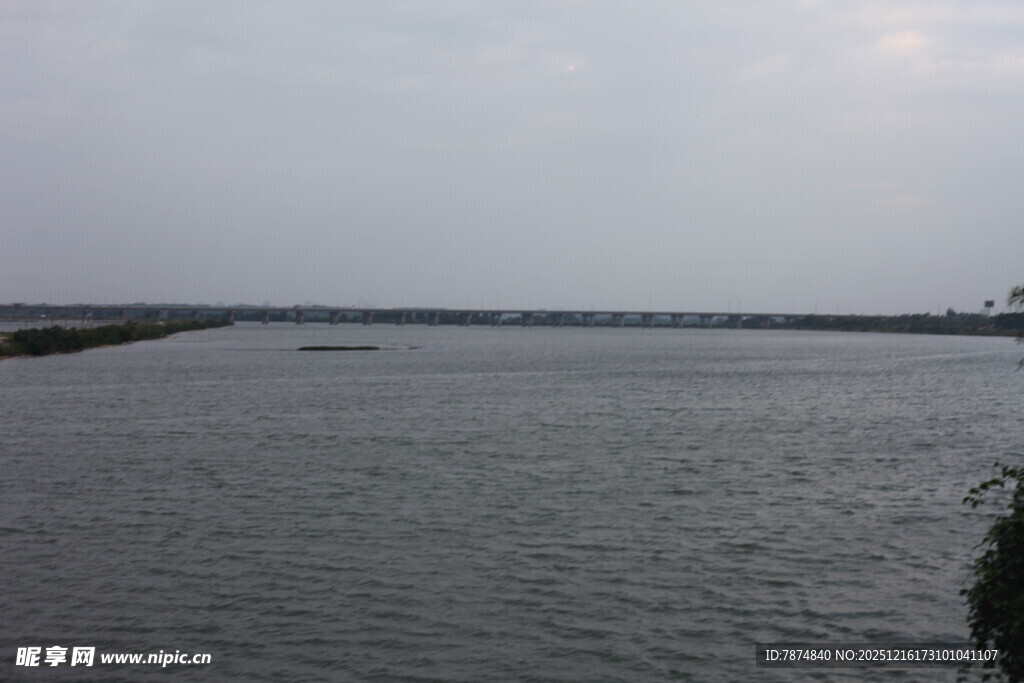 宁静宽阔的水域景观