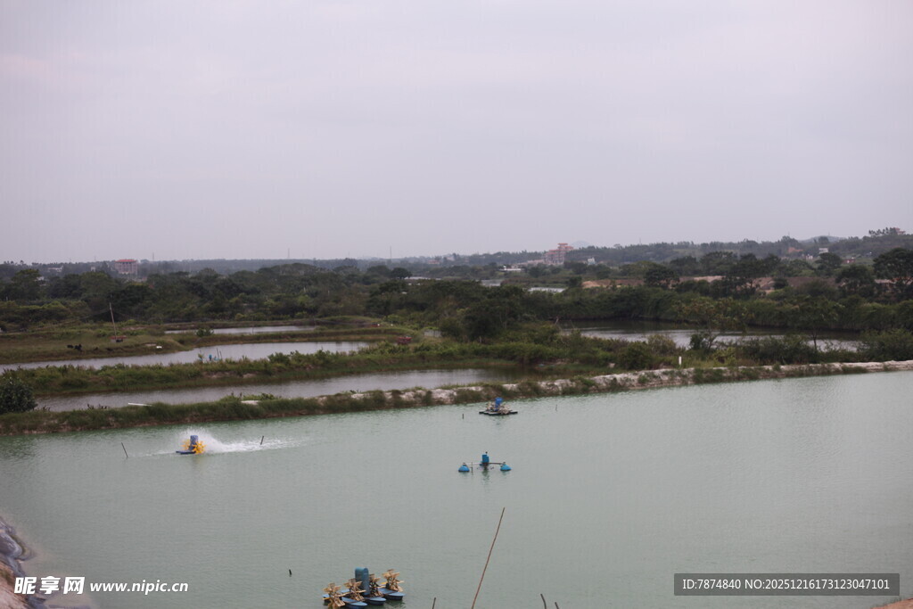 湖畔风光船只点缀水域