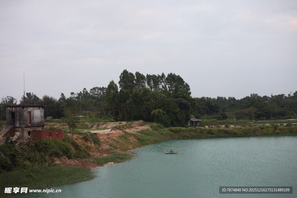湖畔风光 绿树环绕水域
