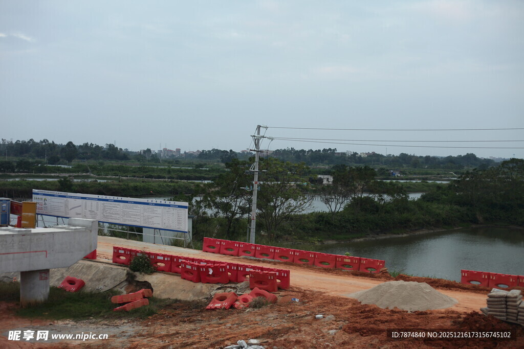 河边施工场景
