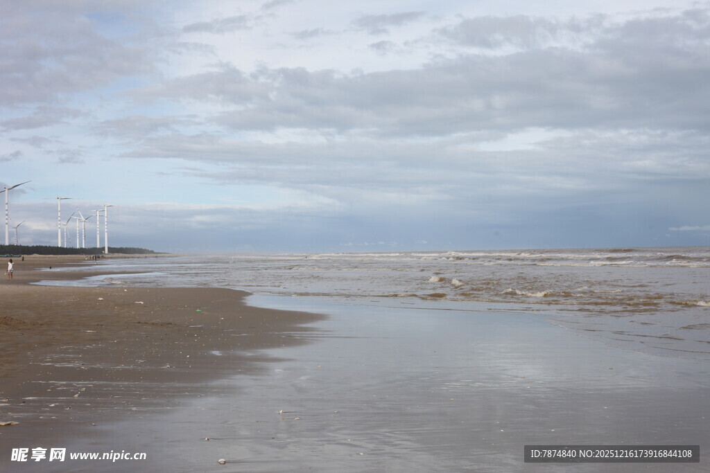 宁静海边沙滩与辽阔天空