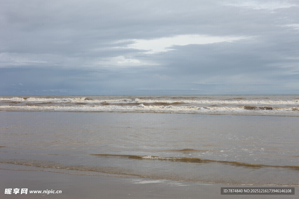 海边风景 海浪与阴沉天空