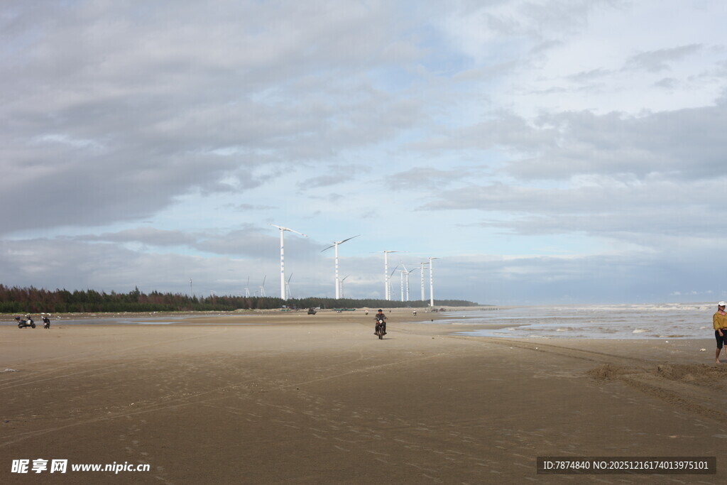 海边漫步的悠闲景致