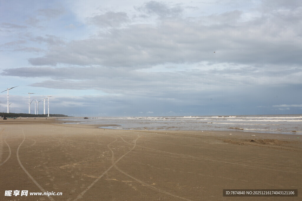 宁静沙滩与远方的海天