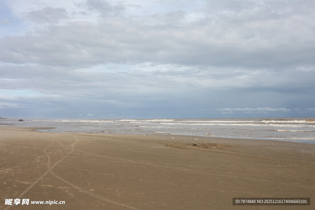 宁静沙滩与远方云海