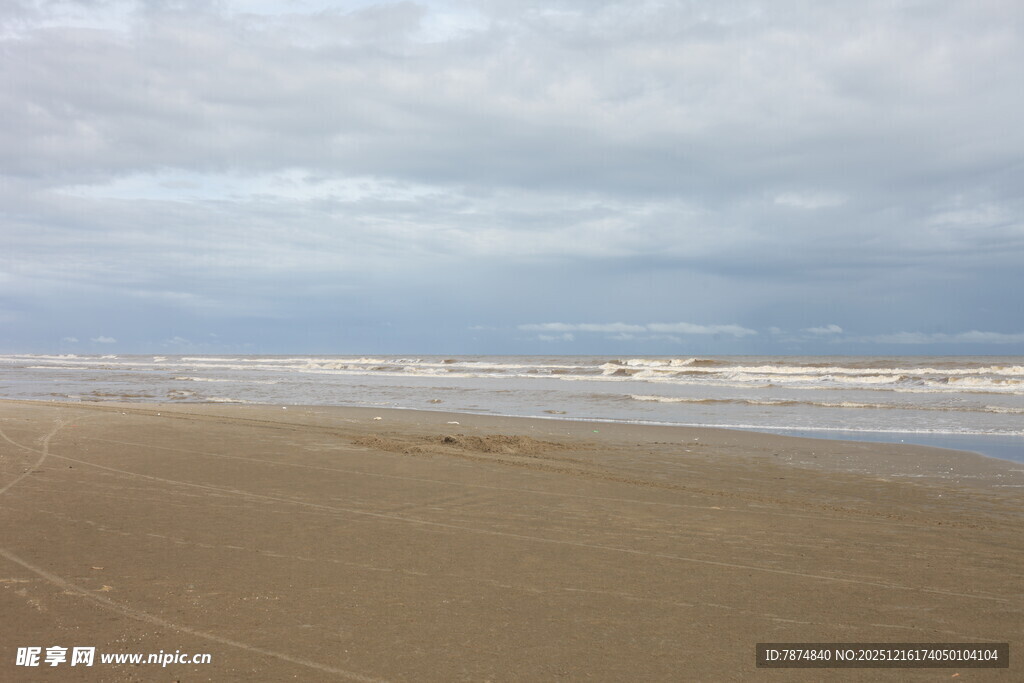 宁静海滩 海浪轻拍沙滩