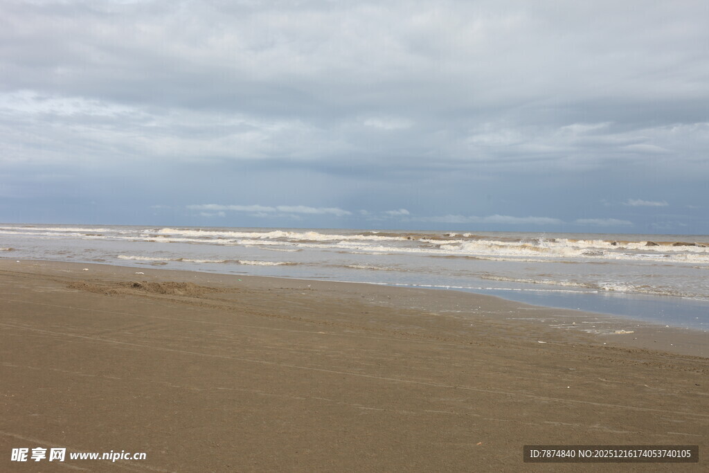 宁静海滩 海浪轻拍沙滩