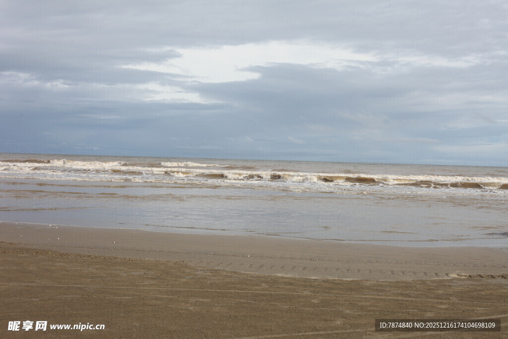 海边沙滩 海浪翻涌景象