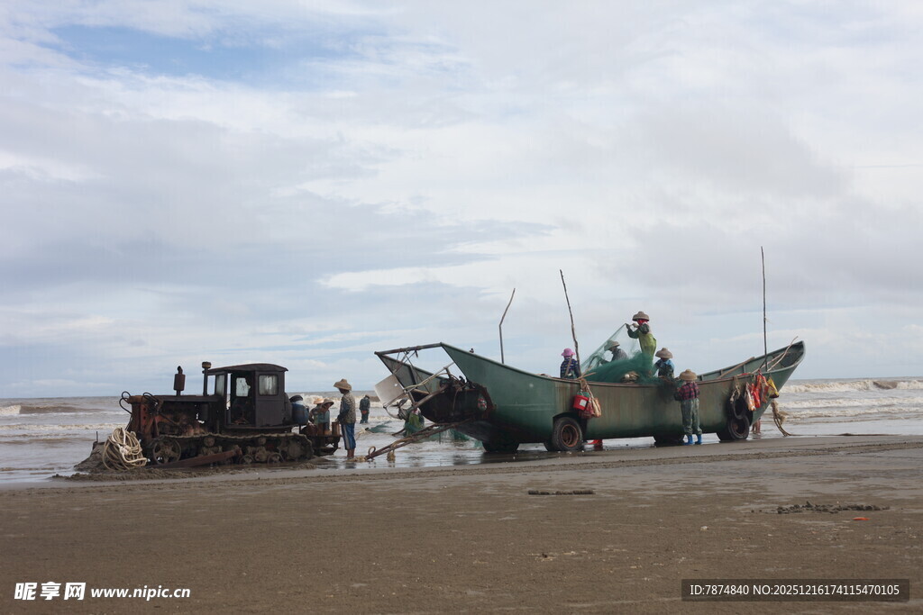 海滩上的渔船与劳作场景