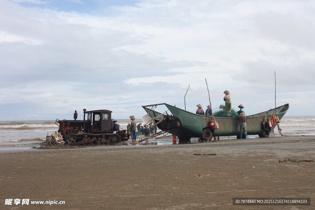 海滩上的渔船与作业场景