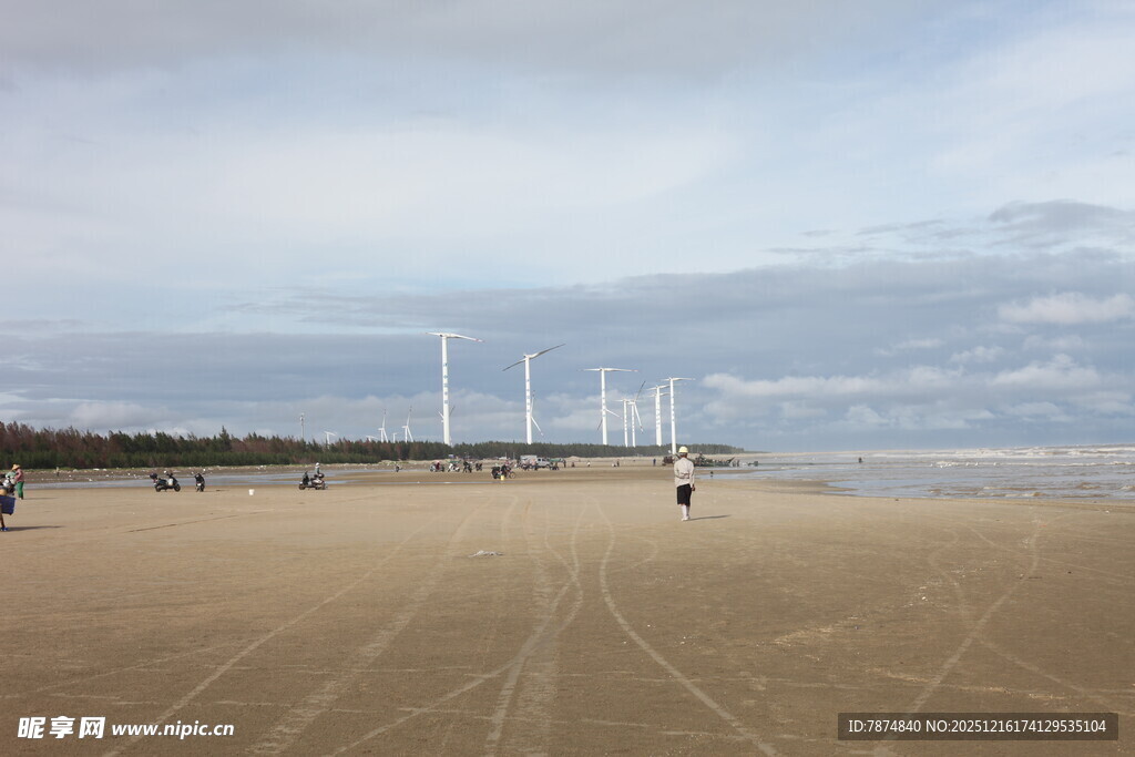 沙滩上的风力发电机景观