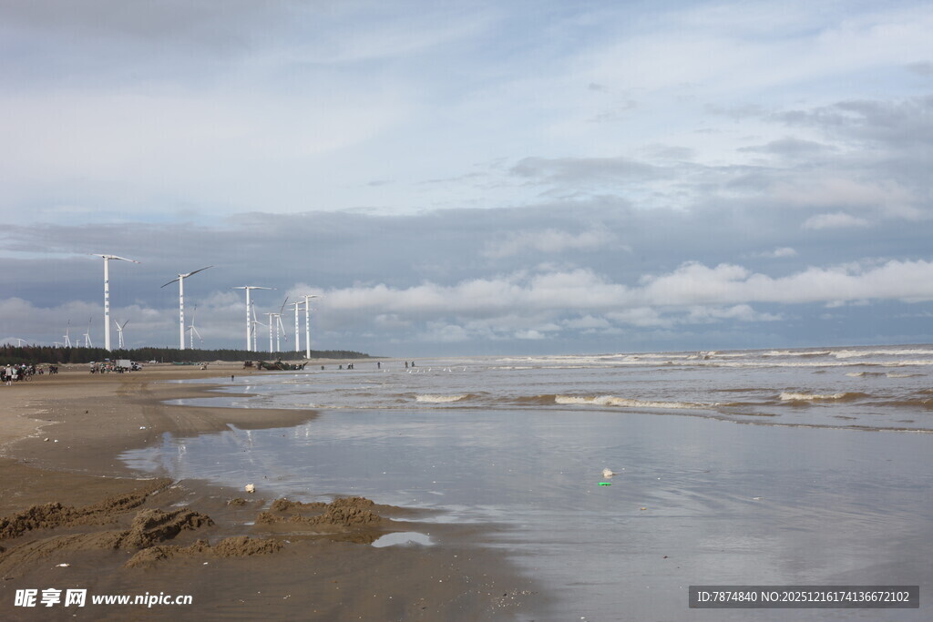 海边风车景观图