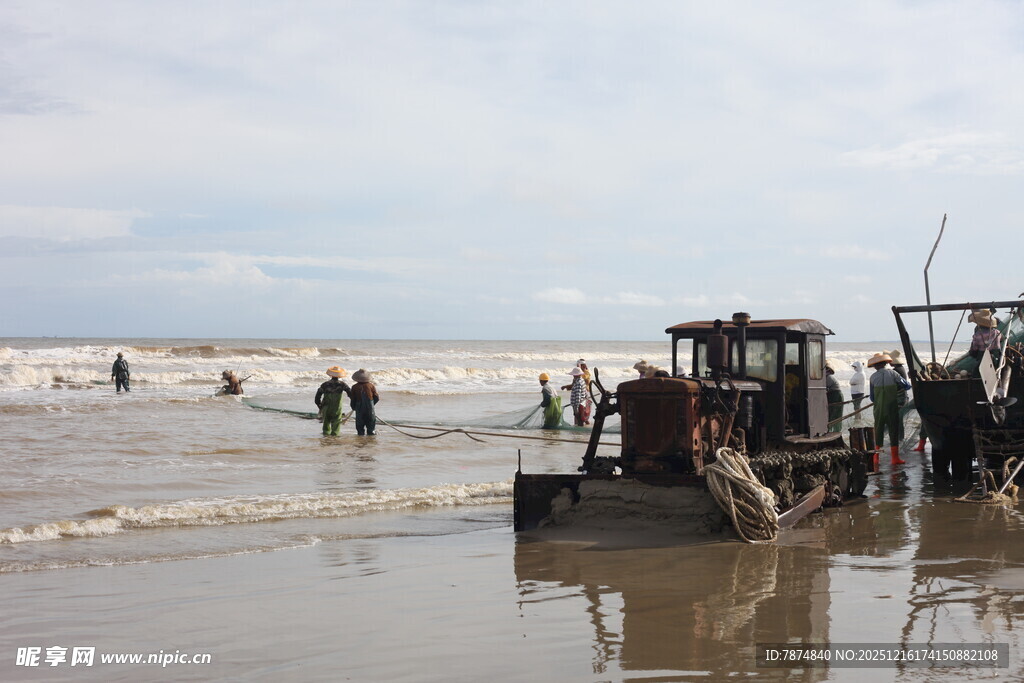 海边渔船与人的劳作场景
