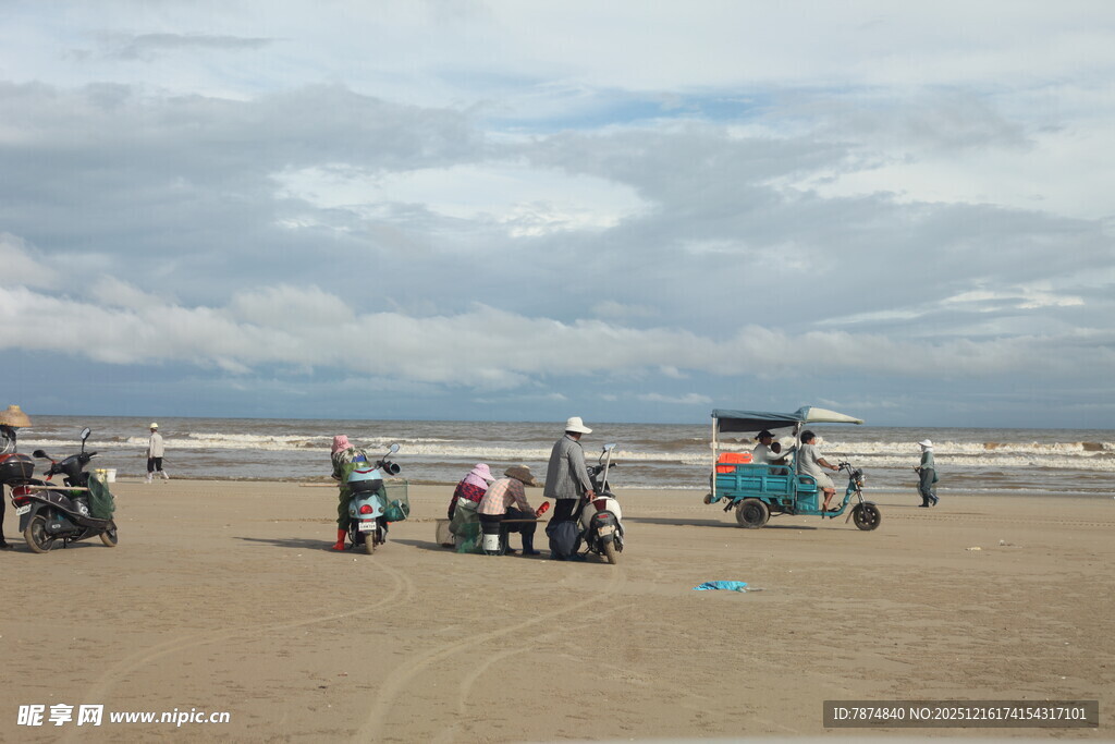 沙滩上的休闲摩托活动