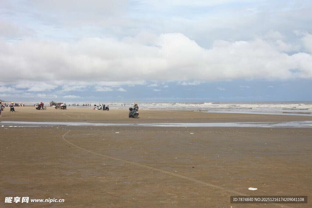 海滩上的人群与广阔海景