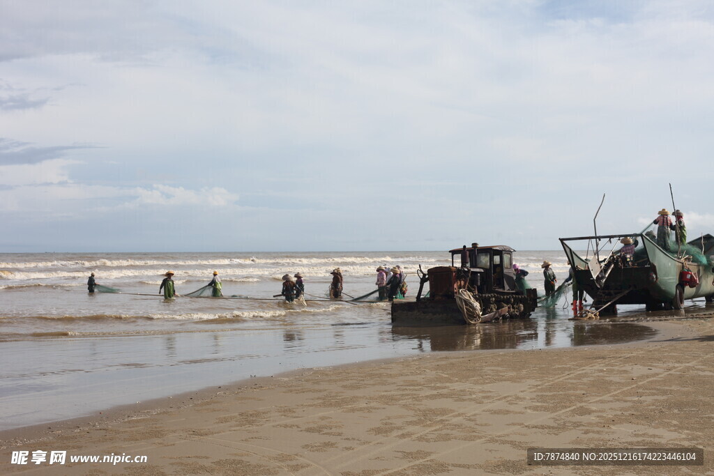 海滩上的人群与车辆活动
