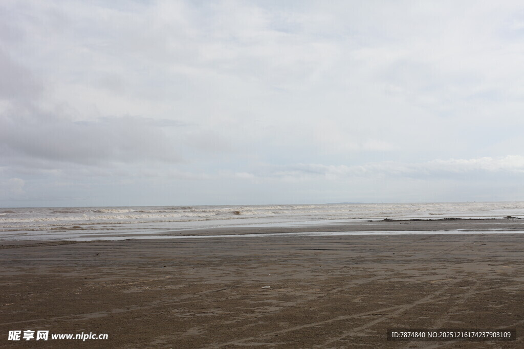 海边沙滩的宁静景致