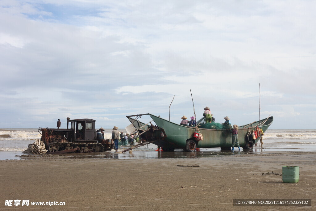 海滩上的渔船与忙碌人群