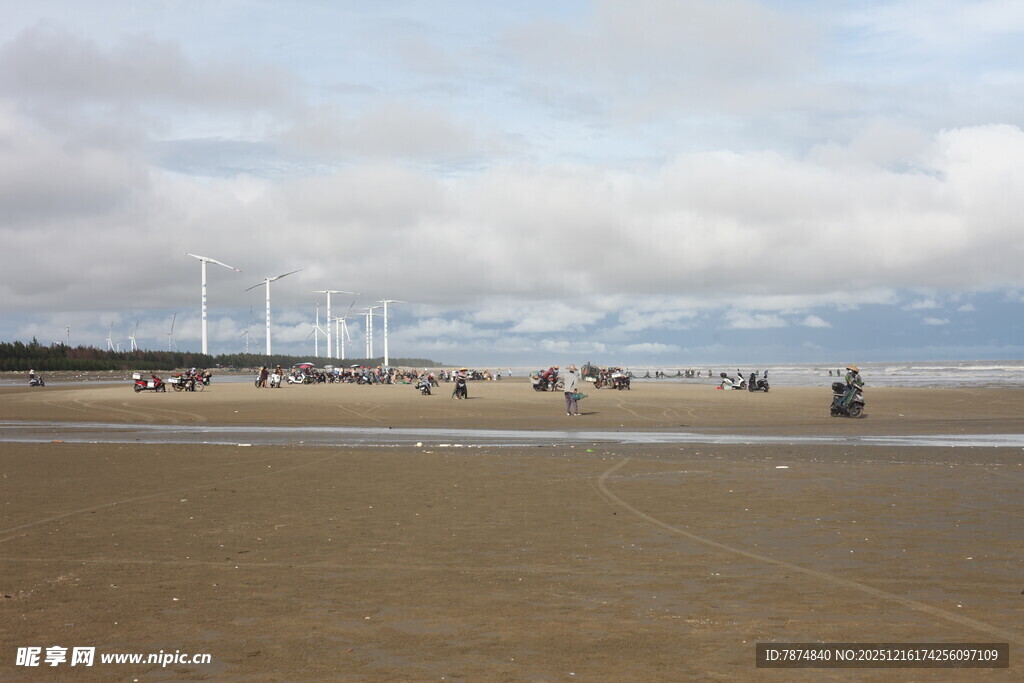 海边沙滩上的休闲场景