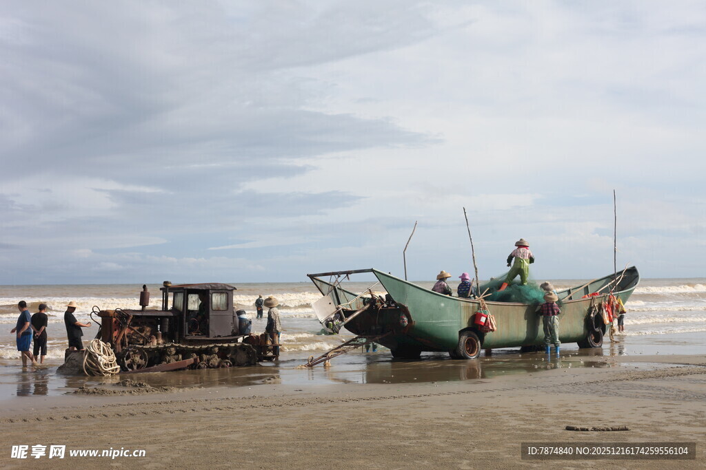 海滩上的复古车辆与人群