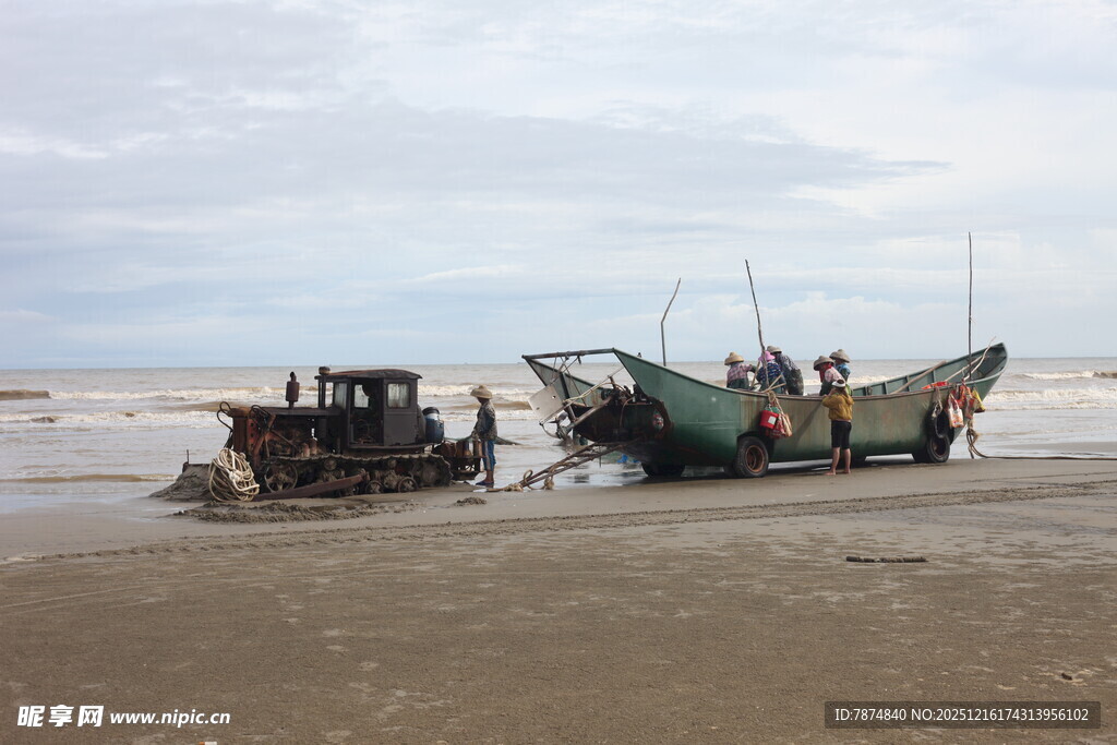 海滩上的渔船与作业场景