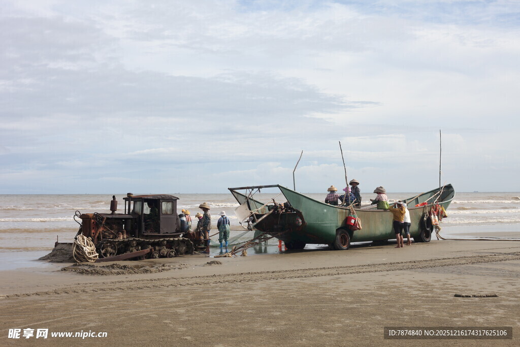 海滩上的渔船与劳作场景