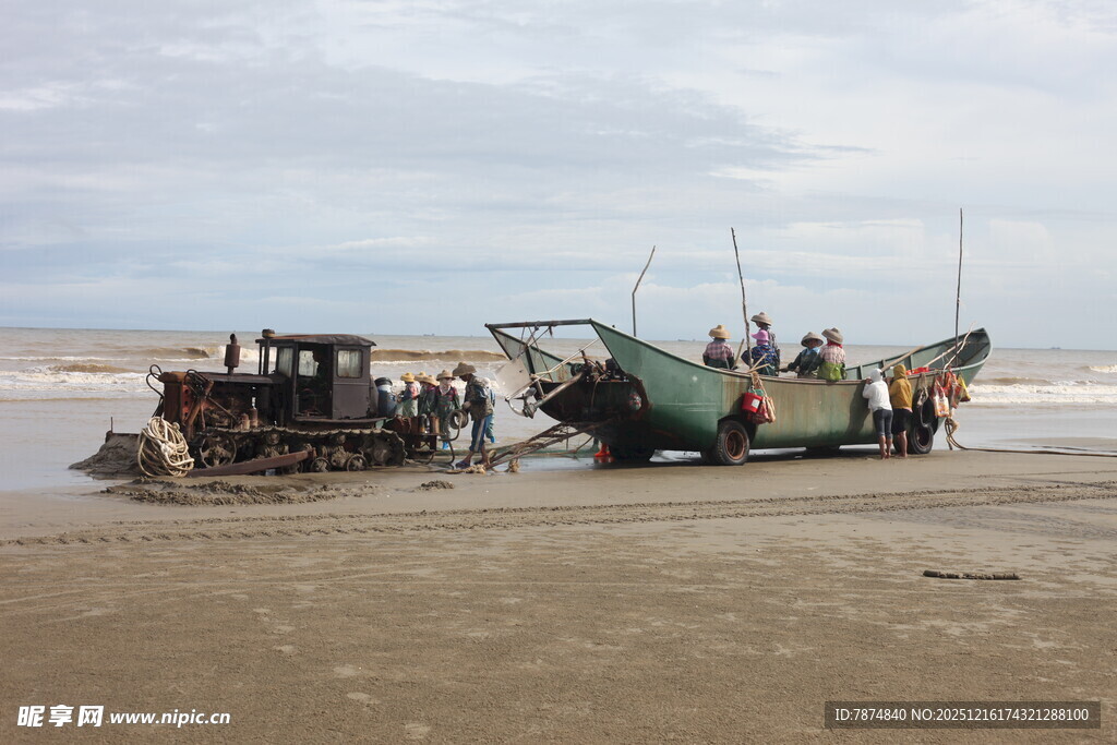 海滩上的渔船与劳作场景