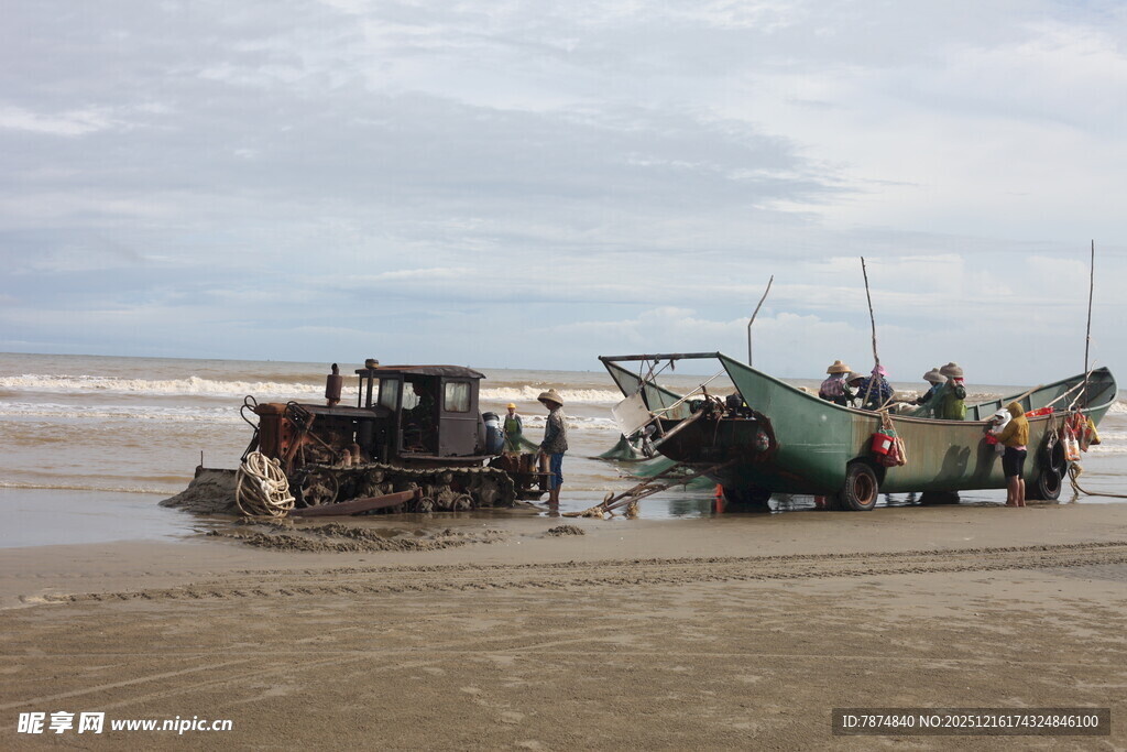 海滩上的机械设备作业场景