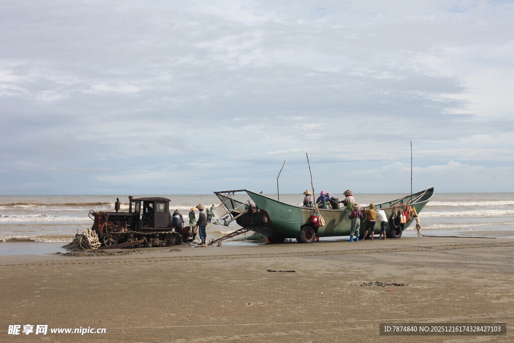 海滩上的渔船与作业场景
